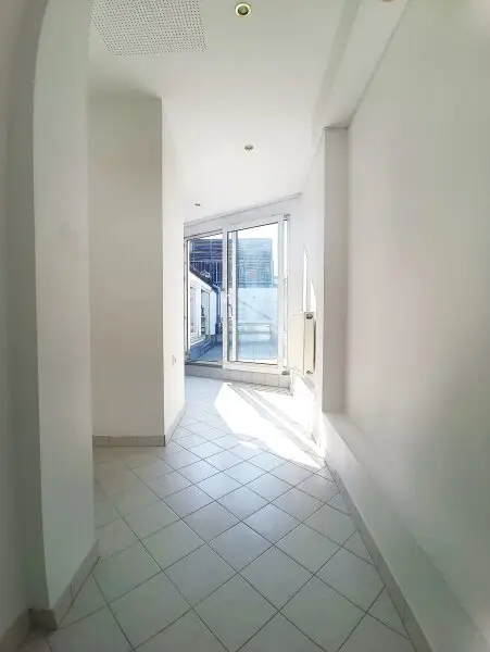 Großzügige Dachgeschoss-Wohnung mit Terrasse und Innenhoflage! Nähe Servitenviertel und U4 Friedensbrücke!