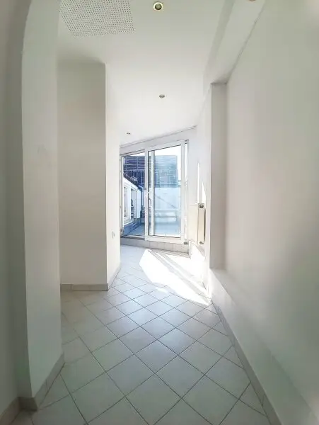 Großzügige Dachgeschoss-Wohnung mit Terrasse und Innenhoflage! Nähe Servitenviertel und U4 Friedensbrücke!