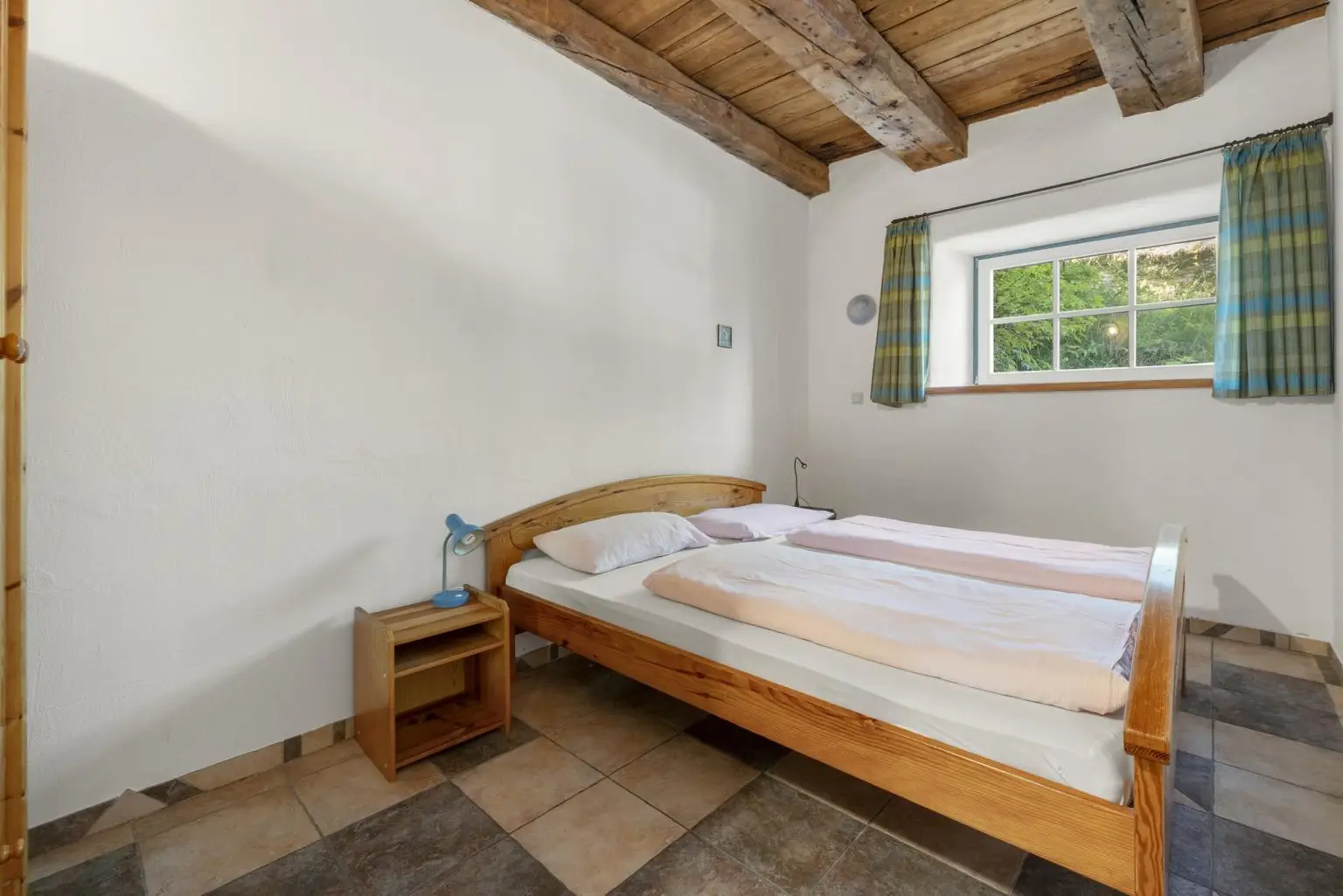 Schlafzimmer mit Holzdecke