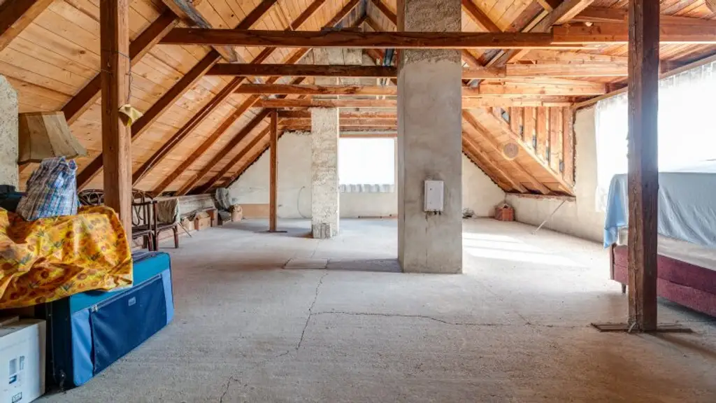 Sanierungsbedürftiges Haus in Untersiebenbrunn! Rohdachboden mit Ausbaupotential!