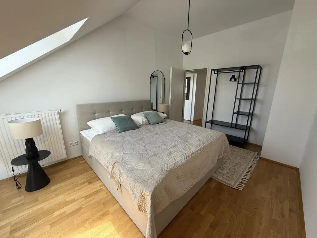 Exklusive Dachgeschoss-Wohnung in Top-Lage mit Terrasse und Schlossbergblick!  ++Videorundgang++