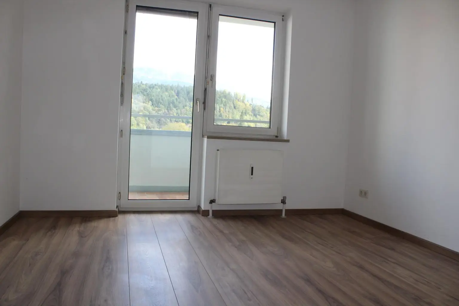 Helle, lichtdurchflutete 3-Zimmer-Wohnung mit Loggia & Balkon in Hallein – Burgfried-Süd
