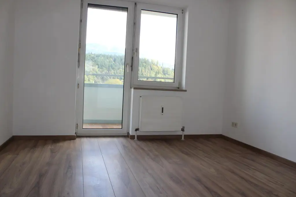 Helle, lichtdurchflutete 3-Zimmer-Wohnung mit Loggia & Balkon in Hallein – Burgfried-Süd
