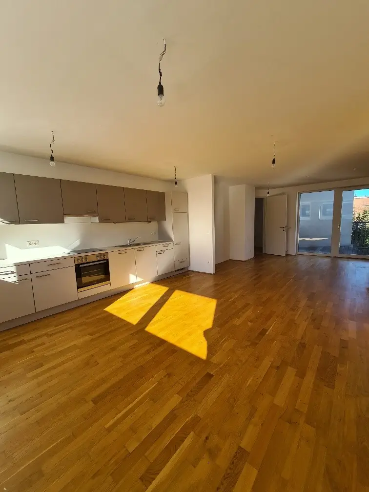 Herrliche Dachgeschosswohnung mit großer Terrasse - 
Nähe Krottenbachstraße!