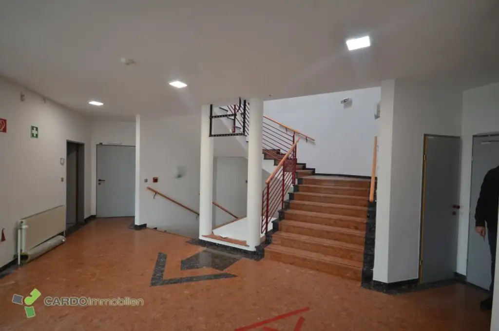 Halle und Lager 425m², 340m², 414m² für Veranstaltungen oder Lager, 2 Gewerbeobjekte nebeneinander mit große Parkplatz, entweder zusammen oder einzeln zu vermieten