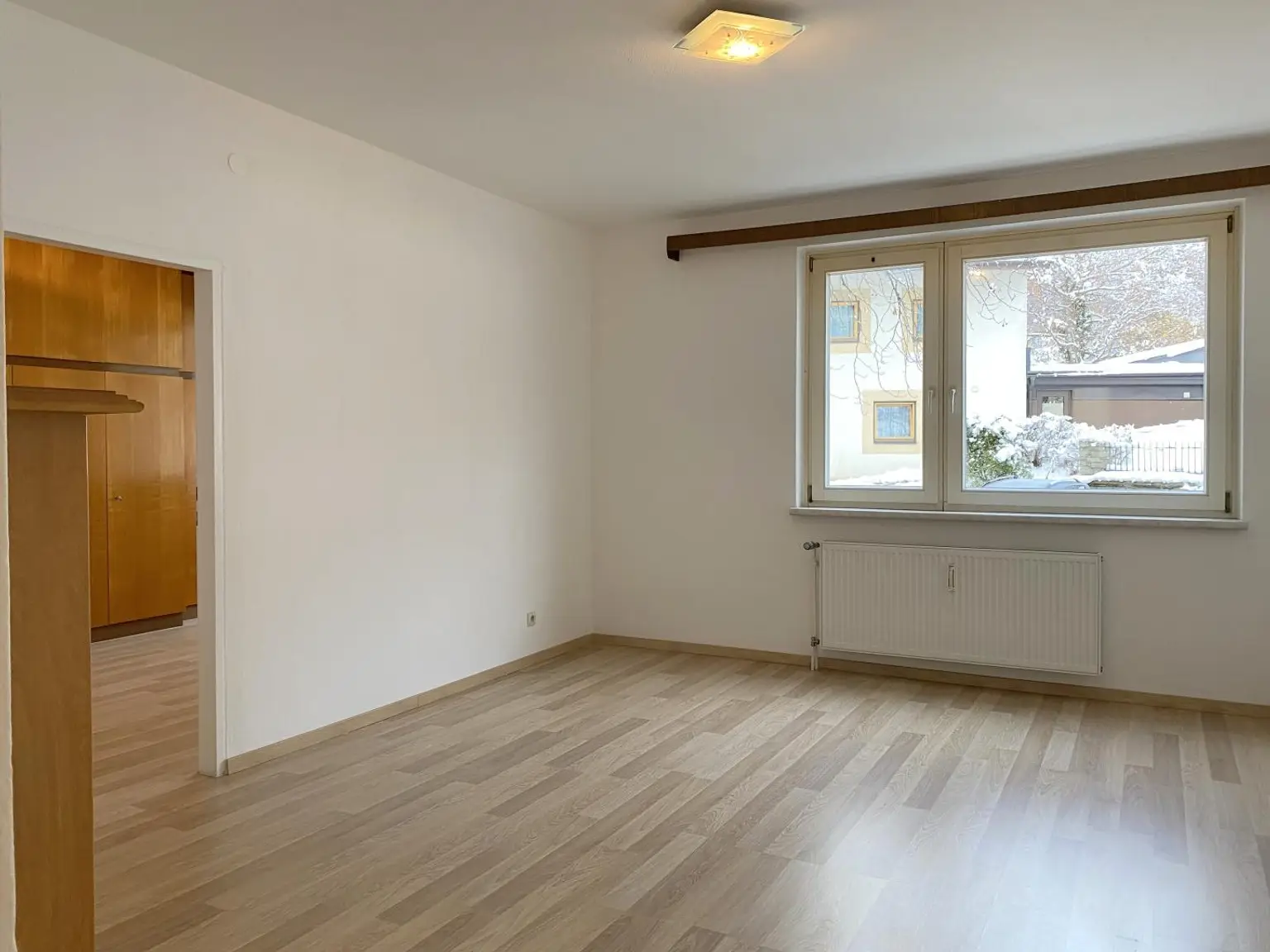Wohnzimmer, dahinter Schlafzimmer mit Schrank