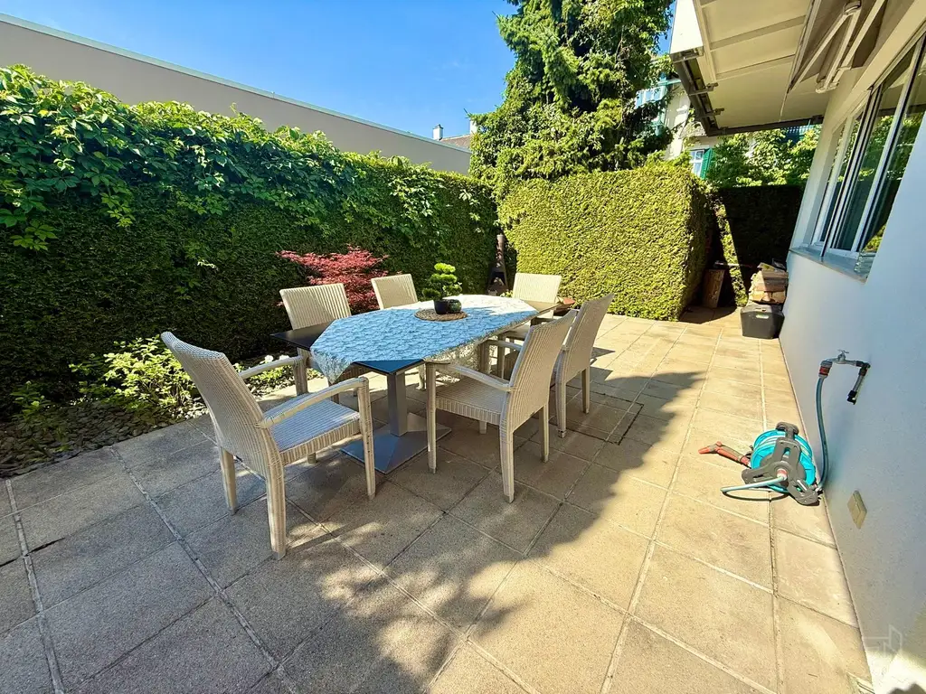 Gartenwohnung mit Designküche & Kamin – möbliert, ab 15.09. frei!