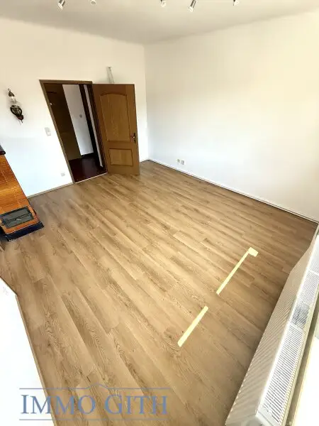 RUHIGE 74 m² 3-ZIMMER-WOHNUNG IM OBERGESCHOSS EINES ZWEIFAMILIENHAUSES MIT GARTENFLÄCHE, ABSTELLRAUM & PARKPLATZ ZU MIETEN!