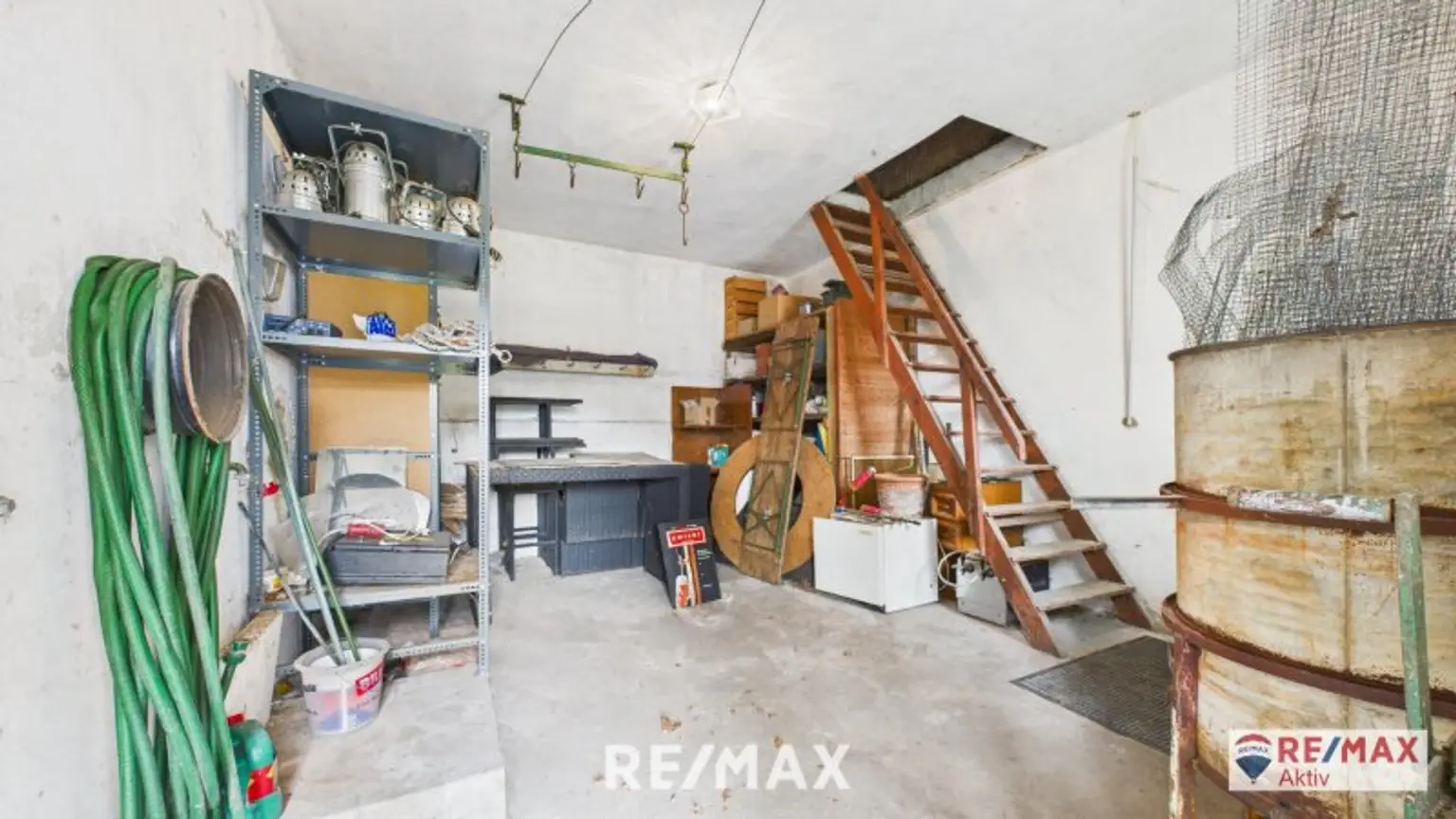 Lager, Aufgang Dachboden