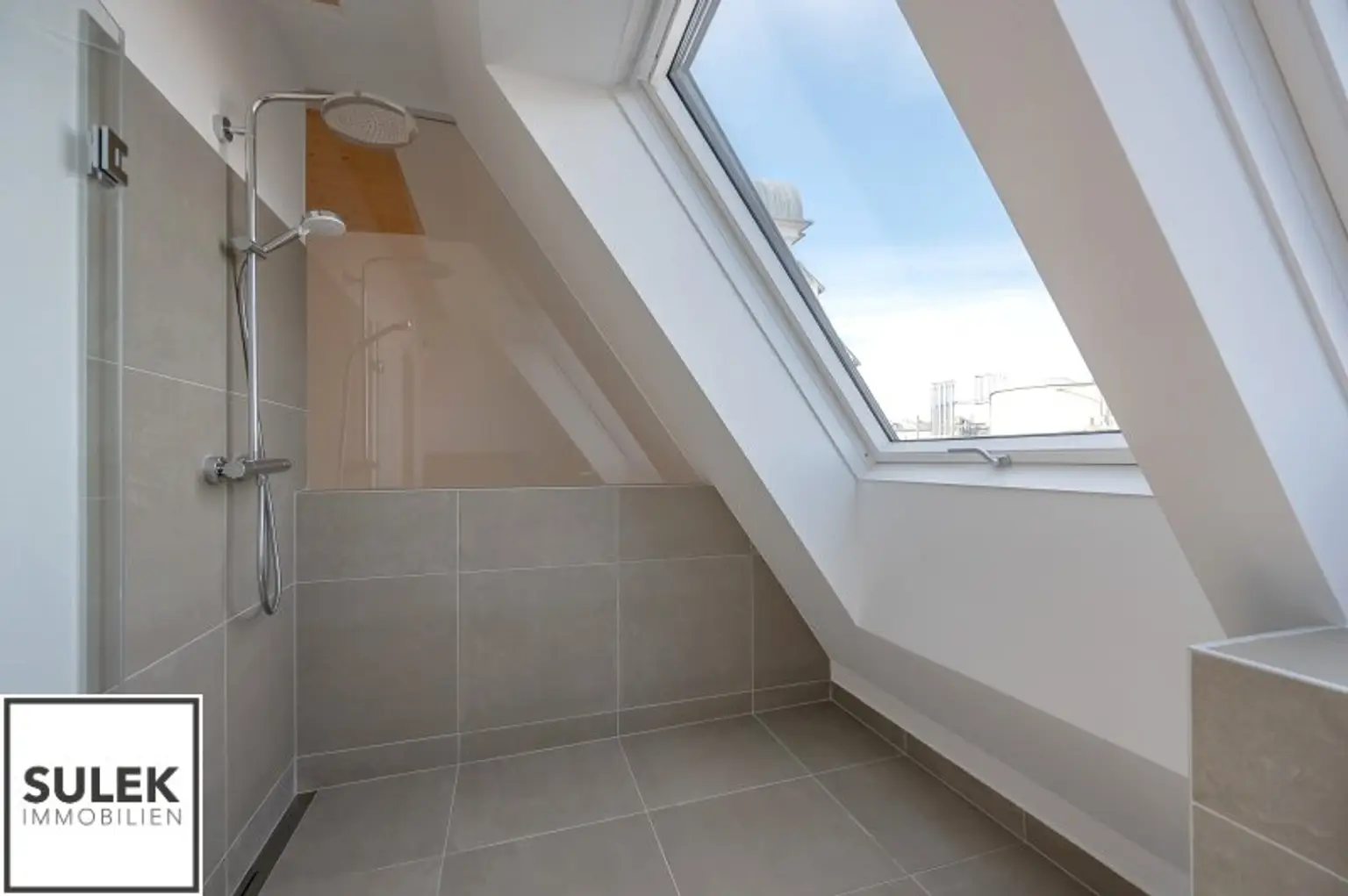 Erstbezug mit weitläufigem & lichtdurchfluteten Wohnbereich, sowie 2 hofseitigen Freiflächen