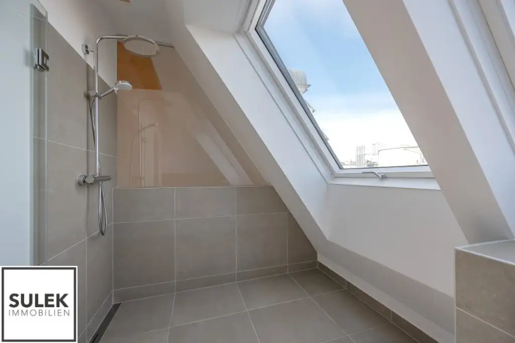 Erstbezug mit weitläufigem & lichtdurchfluteten Wohnbereich, sowie 2 hofseitigen Freiflächen