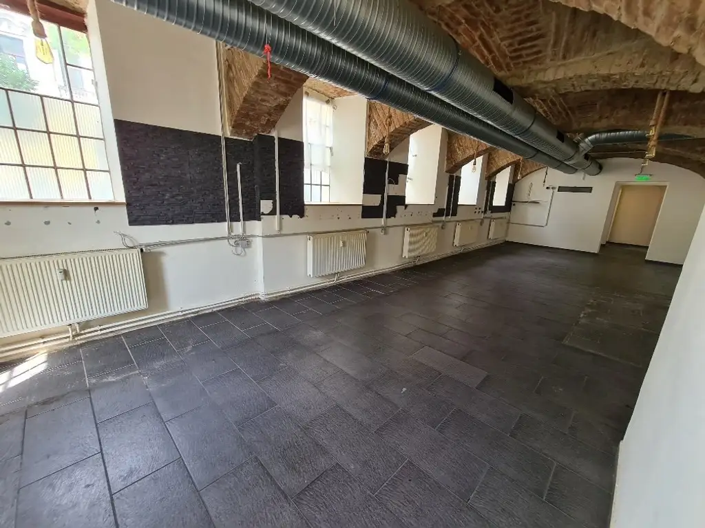 Vermietet, verlässlich, wertbeständig – € 1.078 / m² - 
4,8 % Rendite im Souterrain mit Zukunft