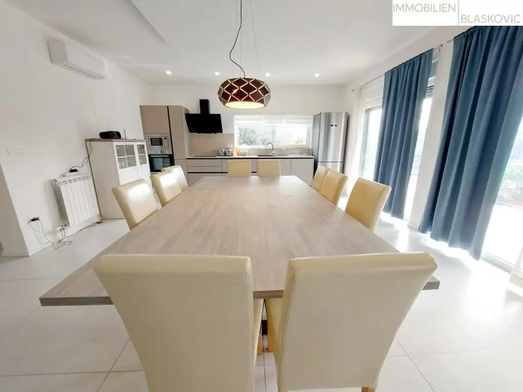 Sehr geräumige Villa mit Swimmingpool