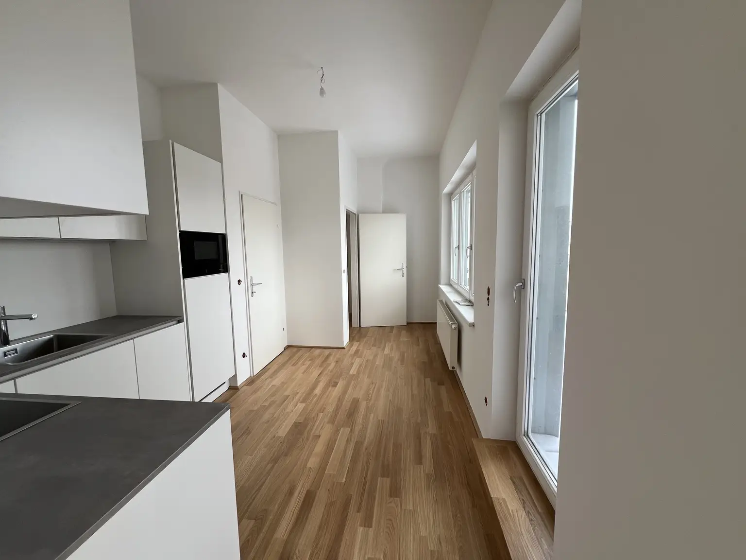 ERSTBEZUG NACH SANIERUNG: Helle klimatisierte Dachgeschoss-Wohnung in der Taborstraße