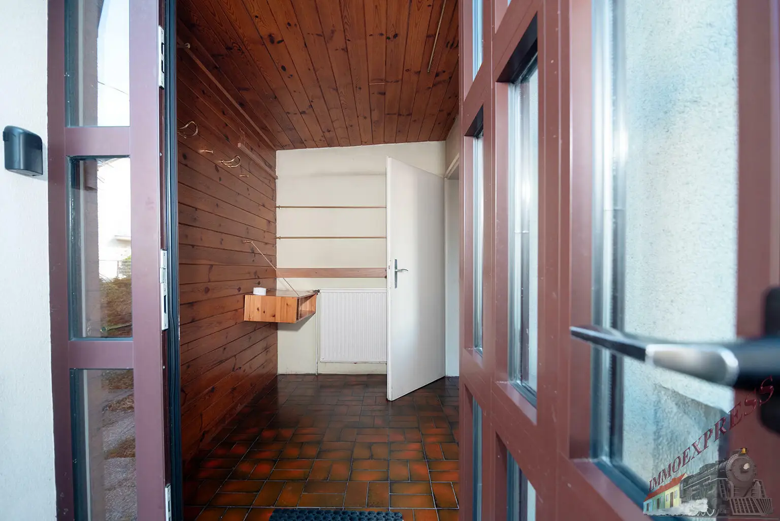 Architektenhaus mit Schwimmhalle in Ruhelage