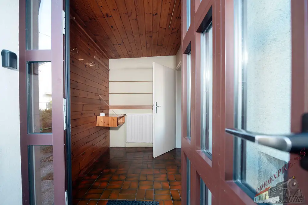 Architektenhaus mit Schwimmhalle in Ruhelage