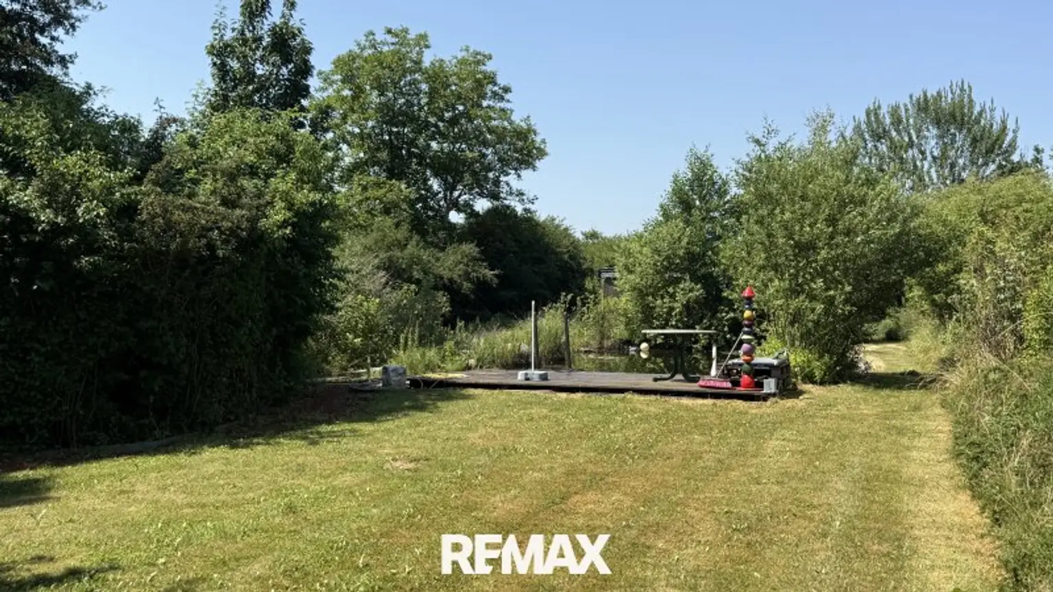 Gartenanlage mit Schwimmteich