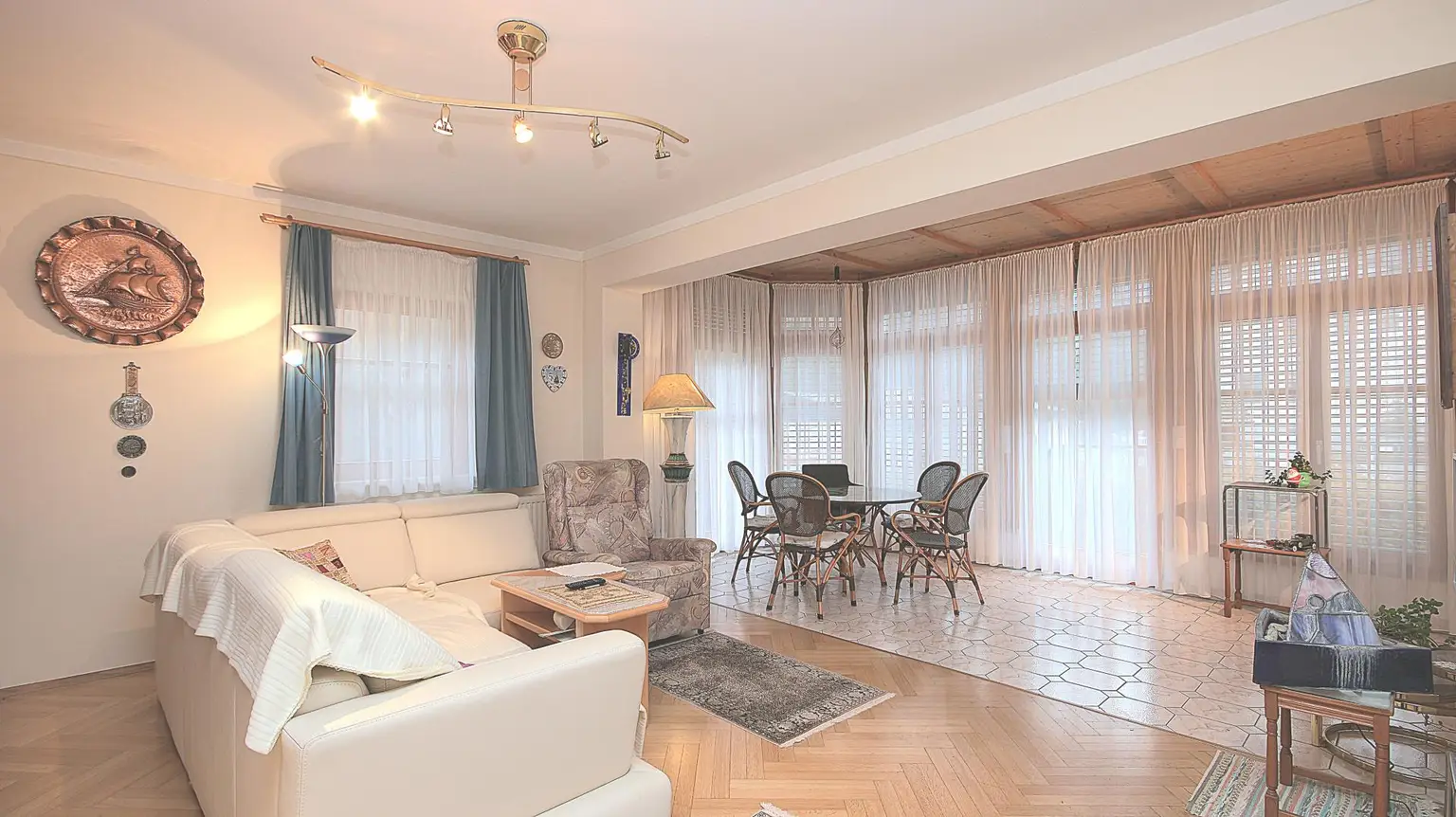 Wohnzimmer mit Wintergarten