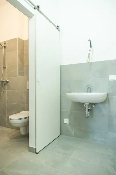 1A Gewerbebetrieb mit Halle und Büroräumen: Erstbezug mit Top-Ausstattung!