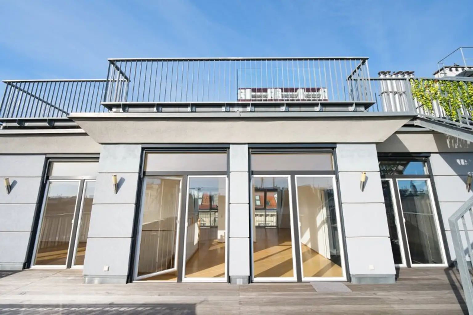 Traumhaftes Living im DG mit 100 m² Außenflächen, Studio & 172 m² Wohnraum!