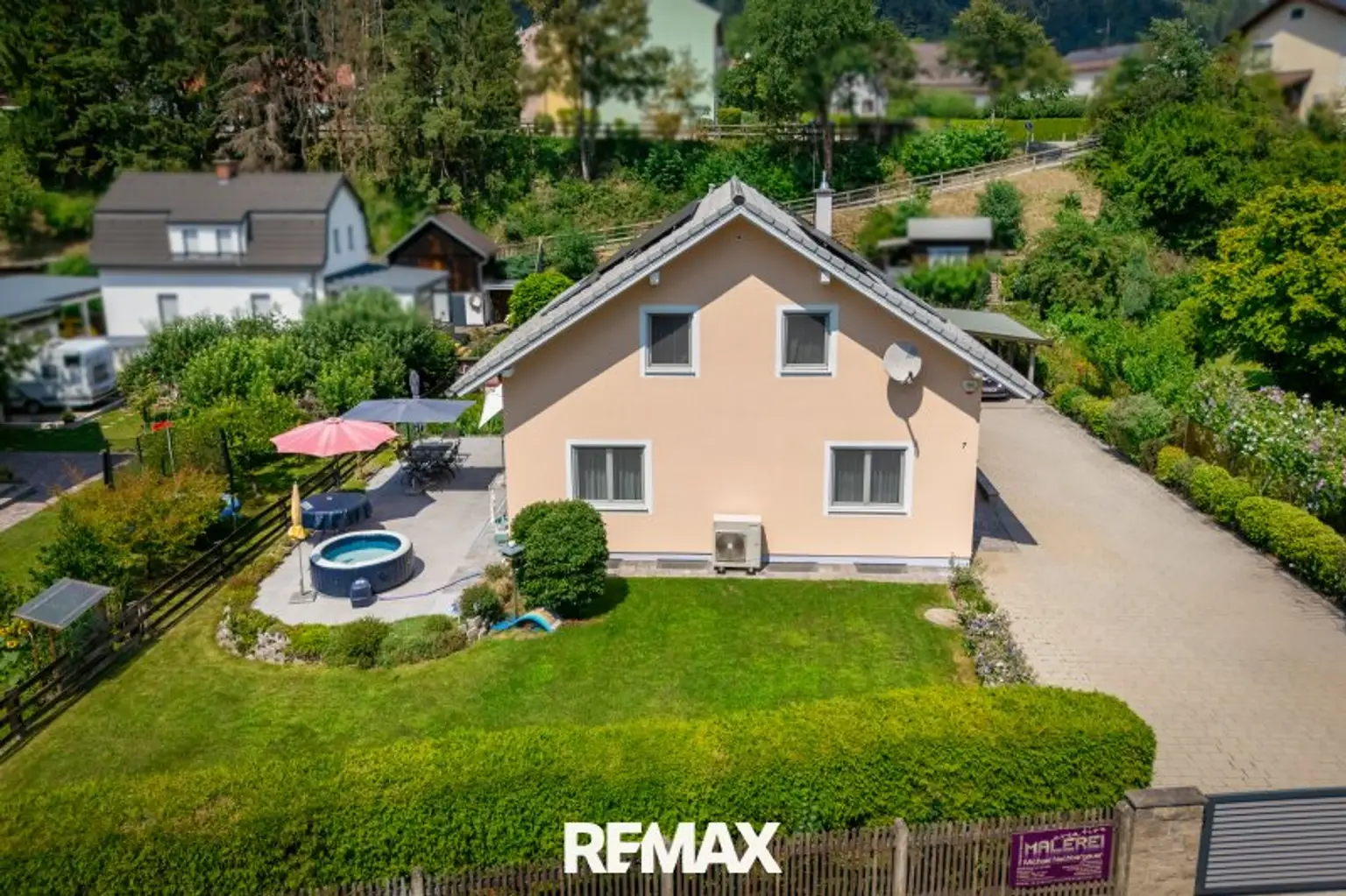 Vorderansicht mit Terrasse
