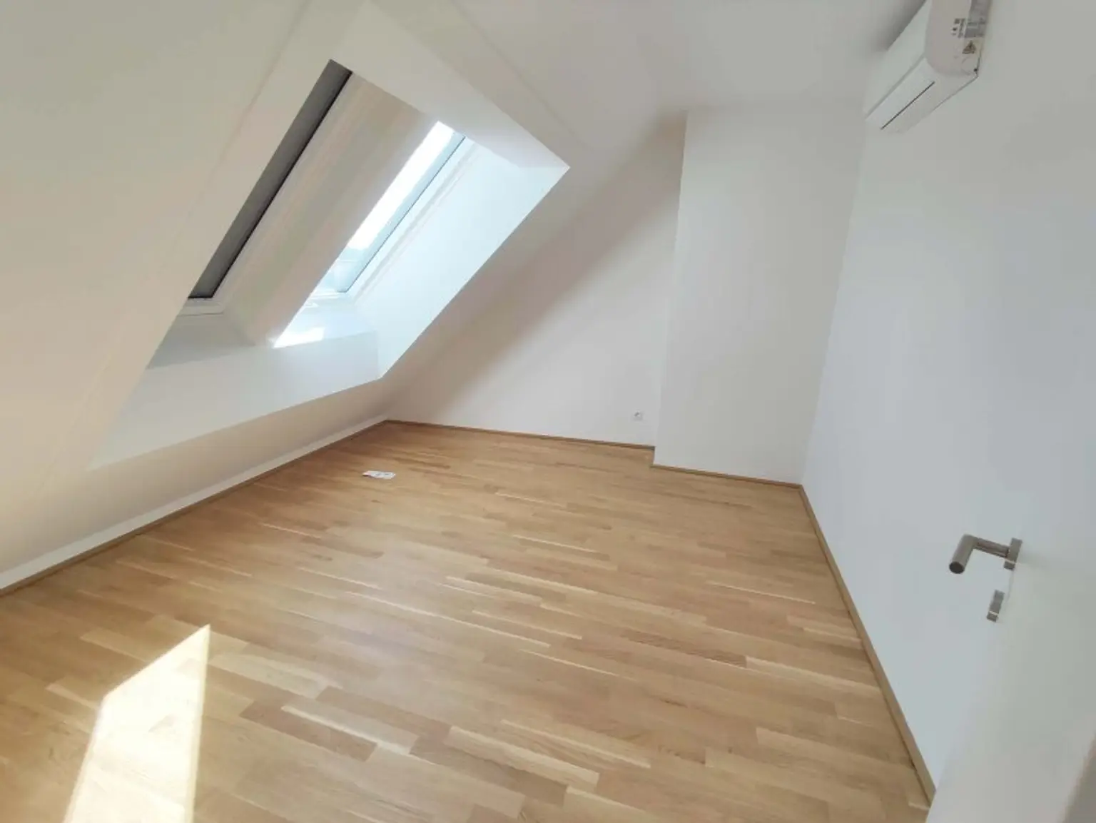 DACHGESCHOß-4-Zimmer-ERSTBEZUG mit Terrasse und privatem Liftzugang! Top 1/40