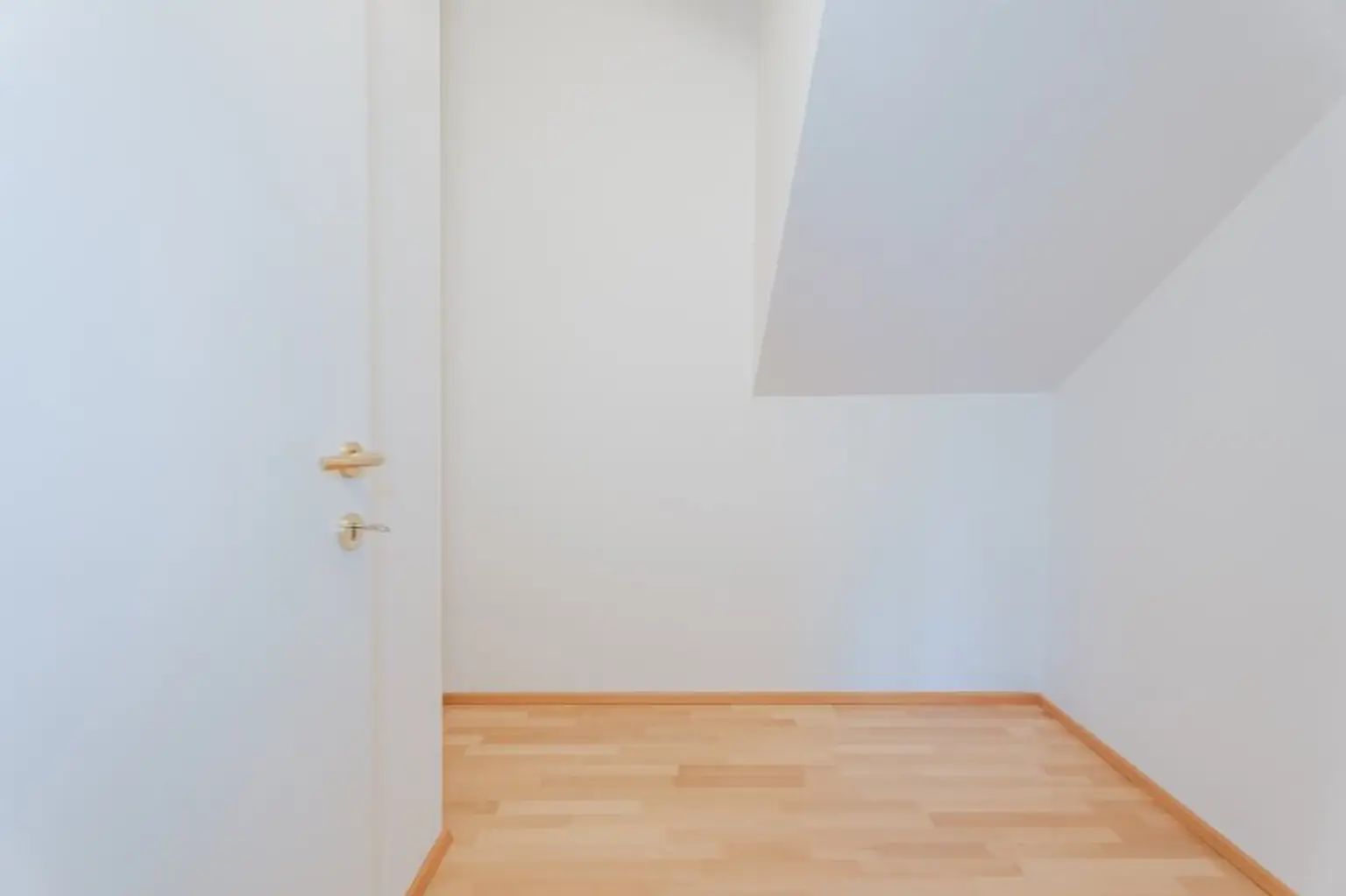 Helle 1- Zimmerwohnung im 1.Dachgeschoß