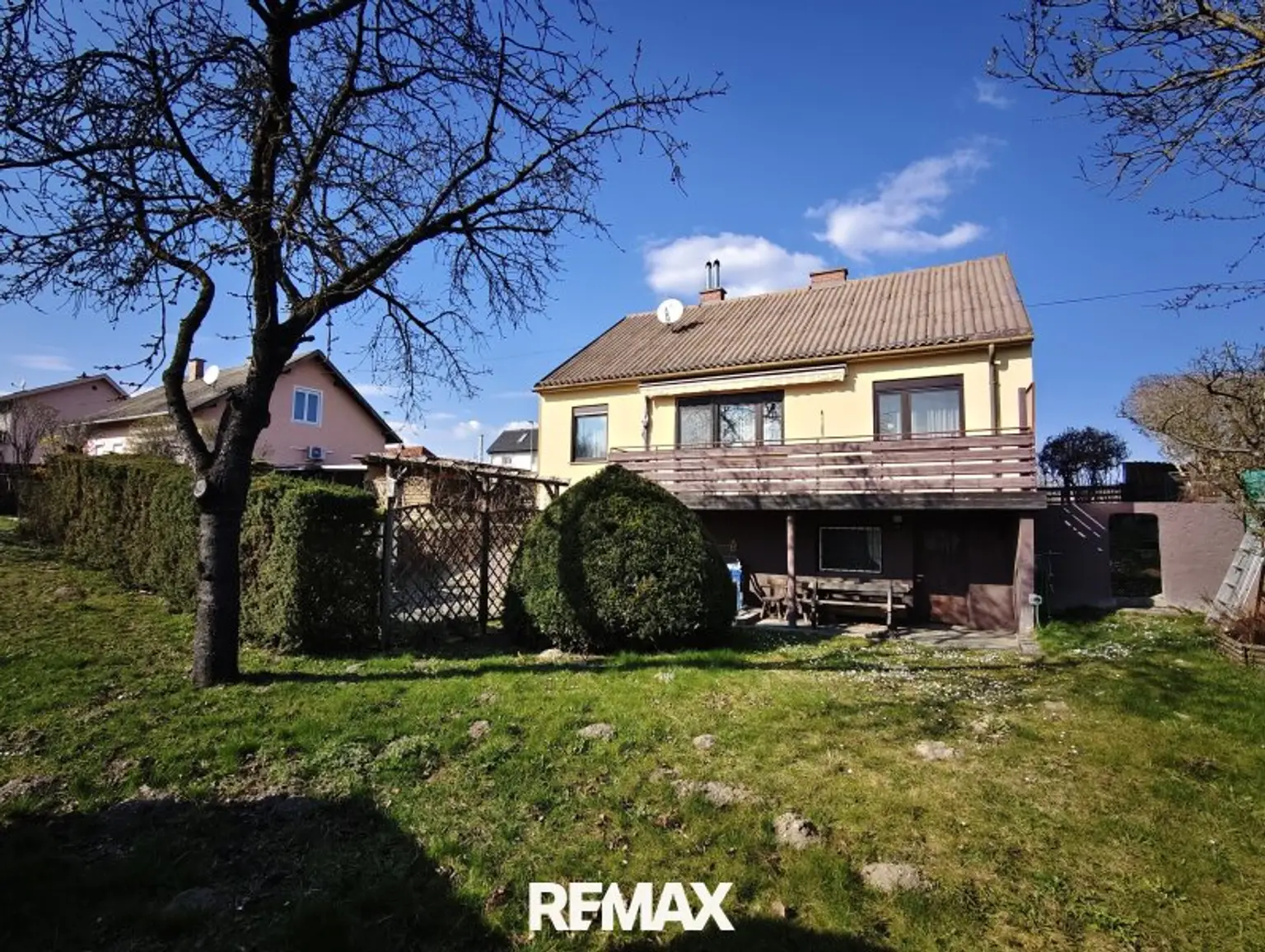 EFH mit großem Grundstück (1.164m²; teilbar) mit Garage, Carport und drei Gartenhäuschen