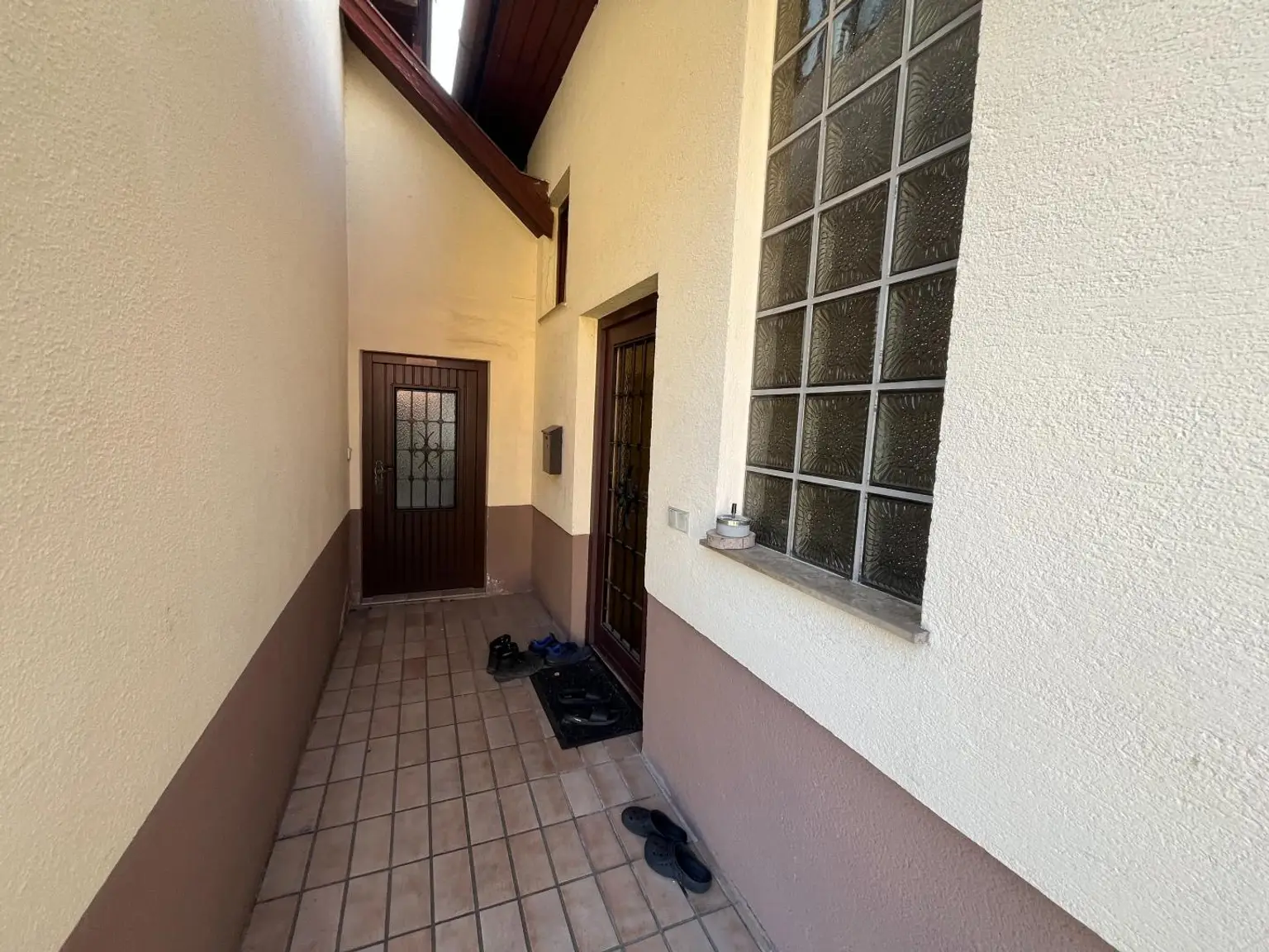 Familienfreundliches Ein- oder Zweifamilienwohnhaus mit 2 Wohneinheiten!