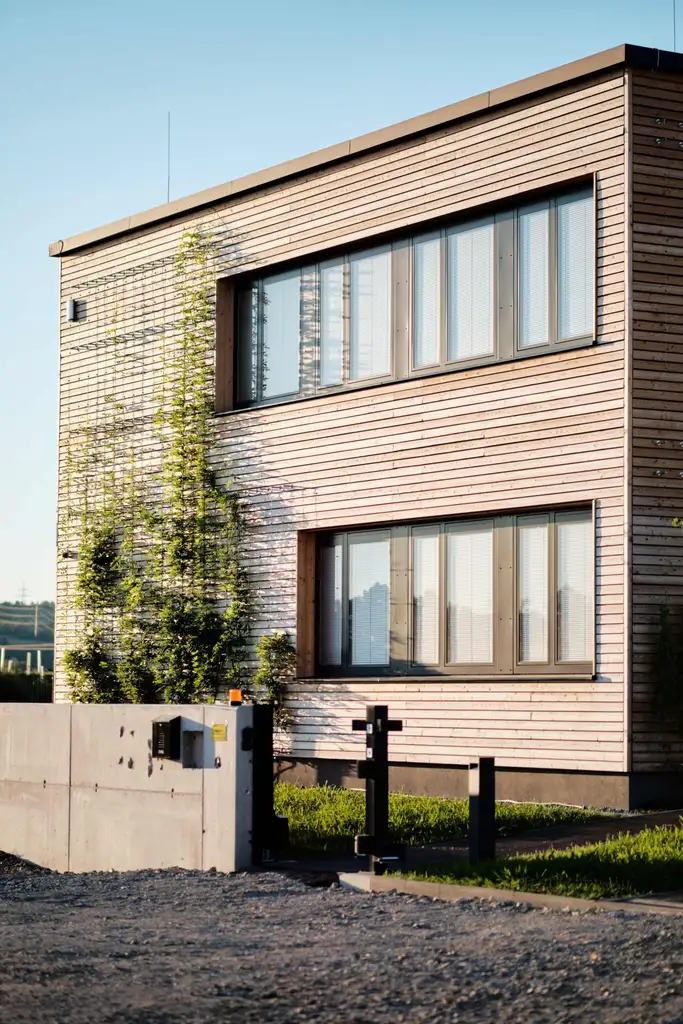 HI TECH BETRIEBSGEBÄUDE