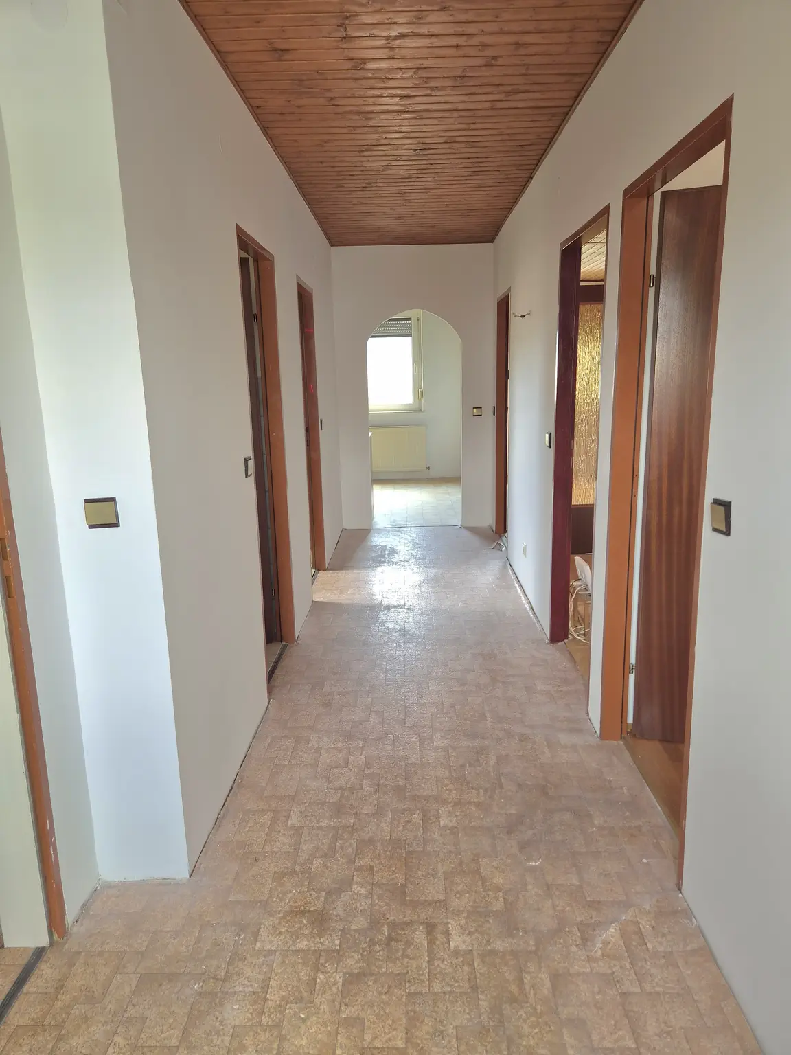 Zweifamilienhaus mit Pool am Waldesrand zu verkaufen!