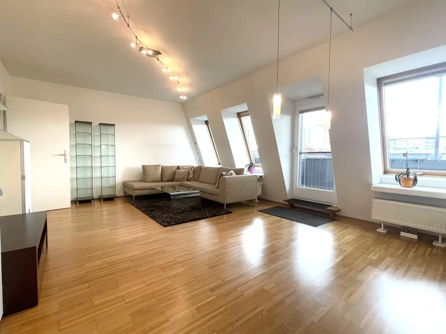 "Moderne Dachgeschosswohnung mit großer Terrasse & Garagenstellplatz"