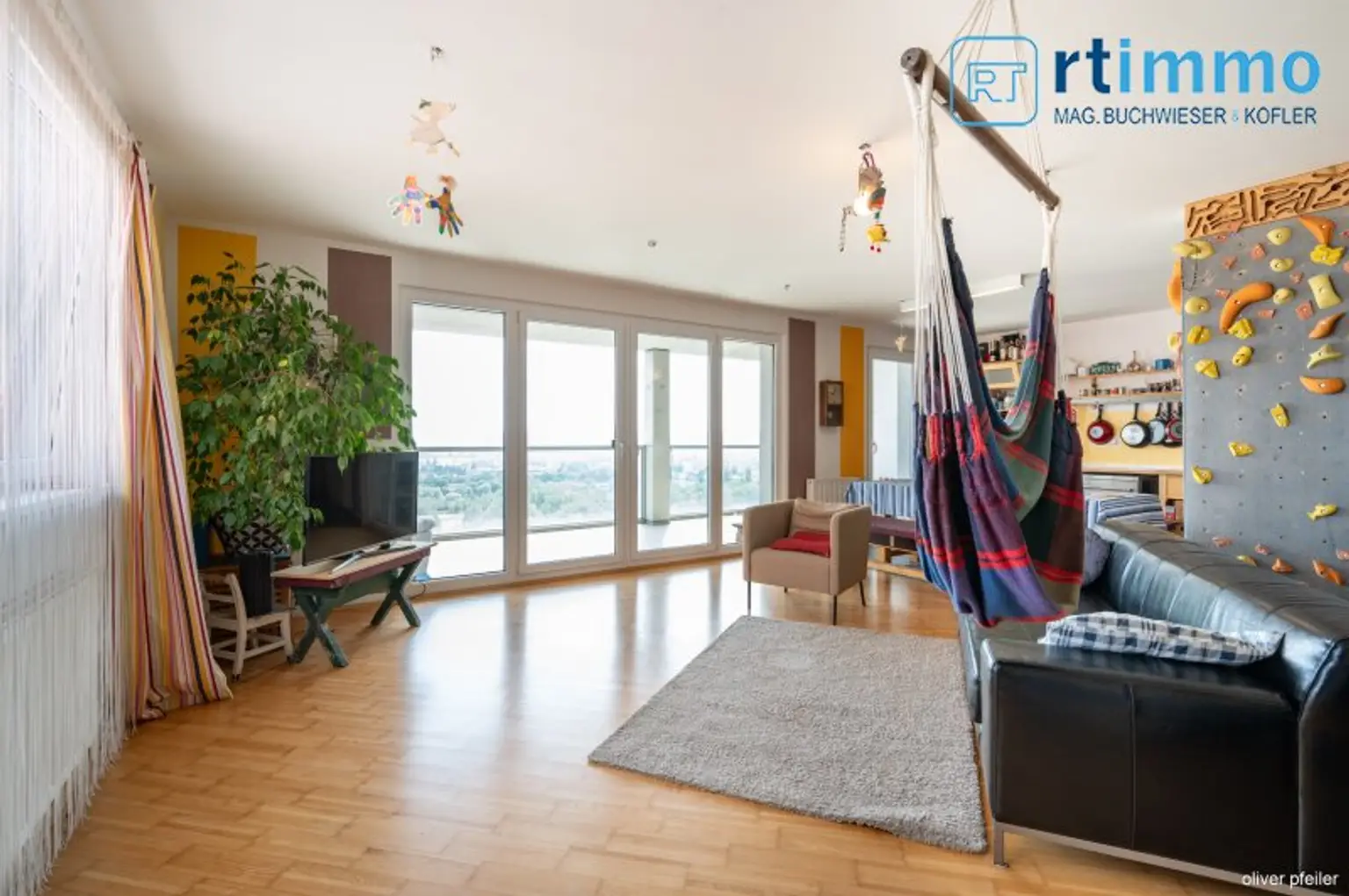 Himmelblau überall, 104m² mit über 23m² Freifläche auf 3,5 Zimmern. Atemberaubender Ausblick soweit das Auge reicht!