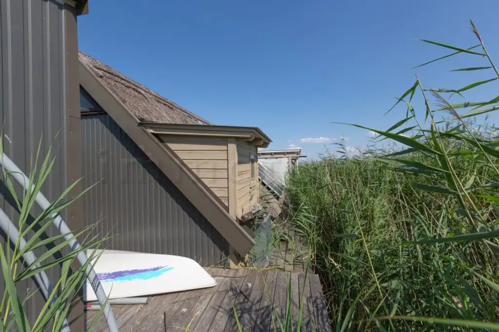 Neu adaptierte Spitzhütte in Toplage am offenen See