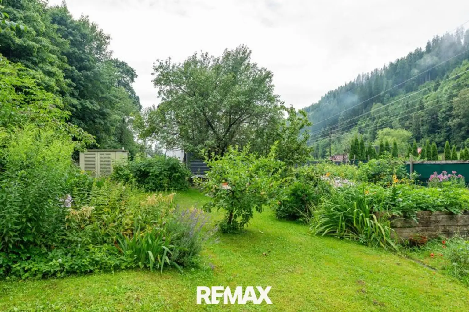 Garten mit Blumen- und Gemüsebeet
