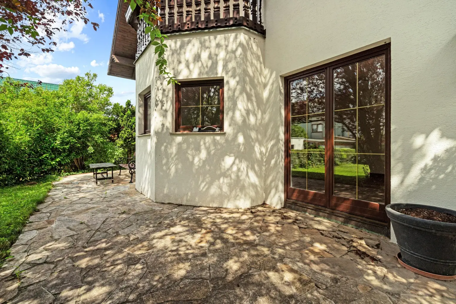 "Charmantes Einfamilienhaus mit Pool, großem Garten und modernem Wohnkomfort"