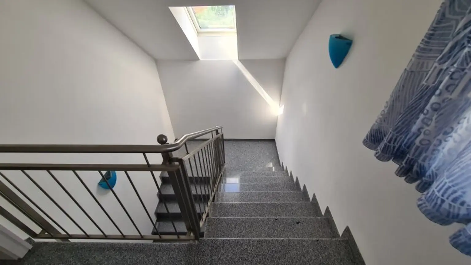 Sehr ruhige Siedlungslage - Riesige (teilbare)  Etagenwohnung mit 2 Balkonen, Garage, Sauna in einem sehr gepflegten Haus