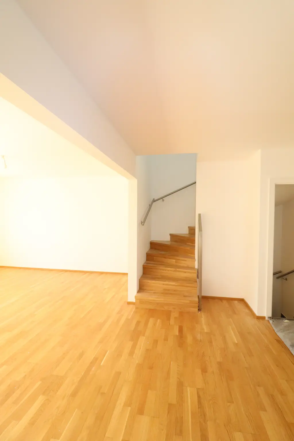 Neuwertige Doppelhaushälfte in Gänserndorf - 4 Zimmer, Keller, Garten, Terrasse, 2 Stellplätze!