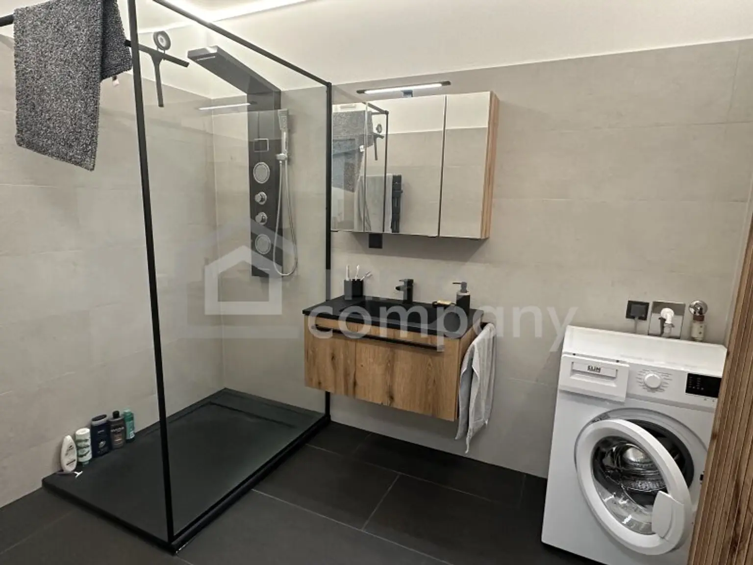 Skyline-Living im 20. Bezirk – 13. Stock, Panoramablick & Garage“