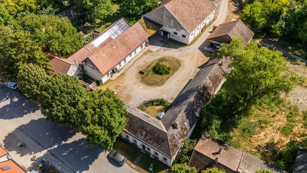 "Großzügiges Grundstück mit Pferdehof und sanierungsbedürftigem Haus – nur Minuten von Wien entfernt"