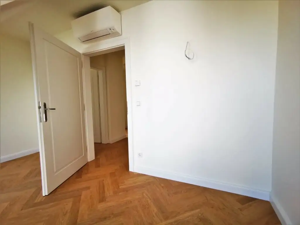 URANIA: 3 Zimmer mit hofseitiger Terrasse in Ruhelage: Luxus pur in Citynähe