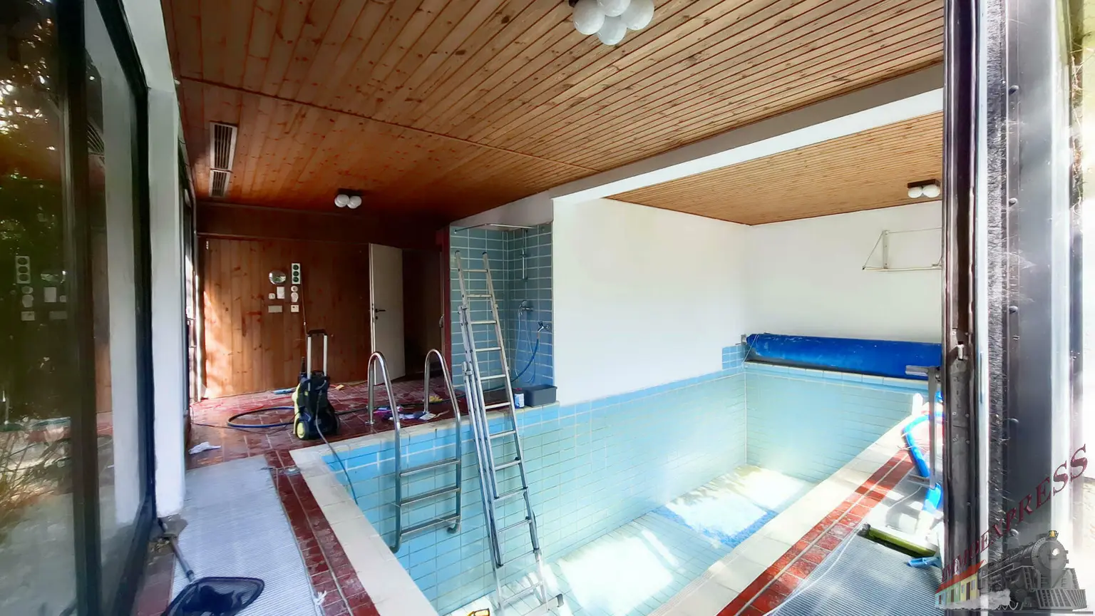 Architektenhaus mit Schwimmhalle in Ruhelage