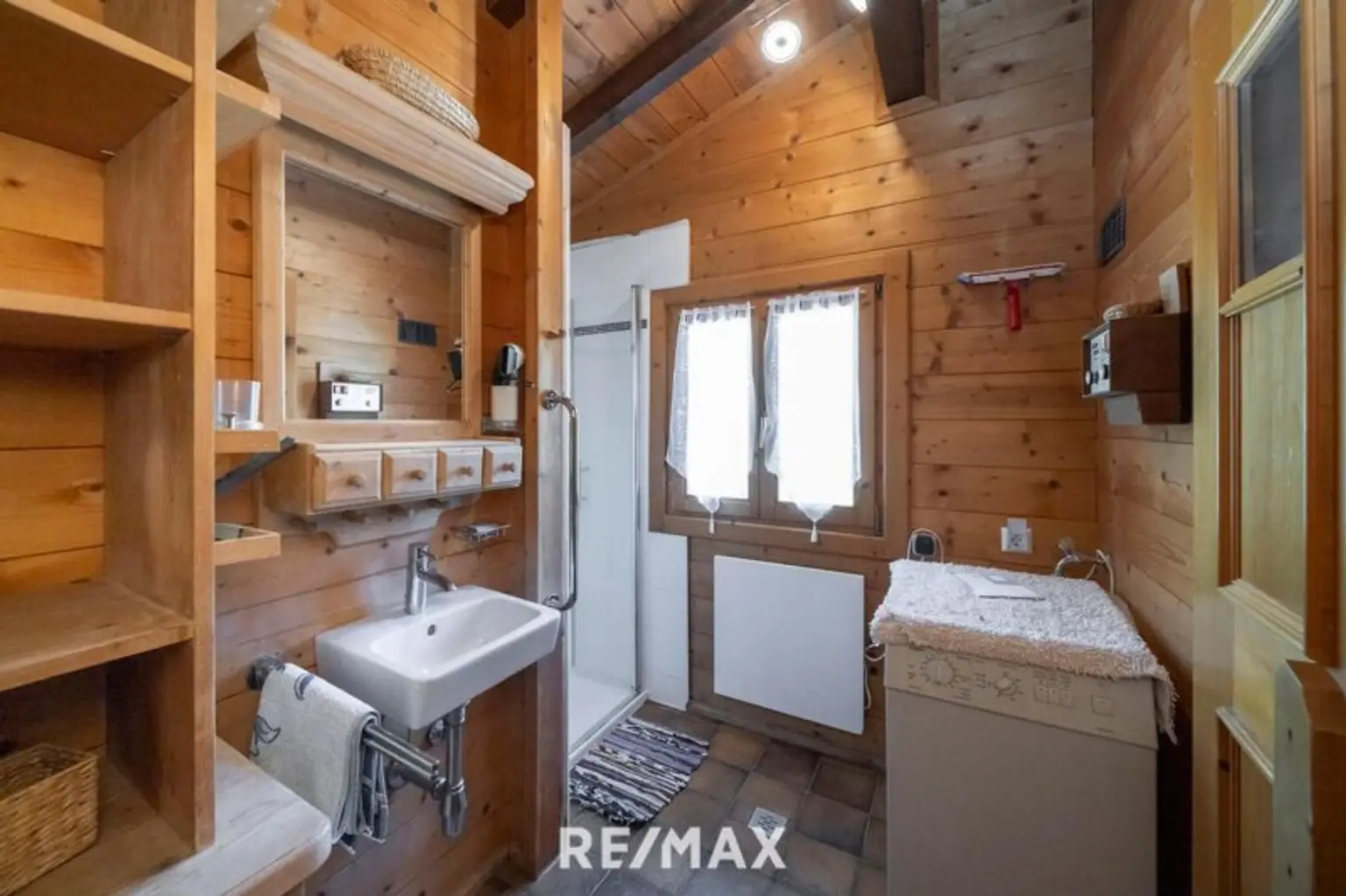 „Wohnen im Einklang mit der Natur – Stilvolles Holzhaus in traumhafter Ruhelage auf unverbaubarem Grundstück“