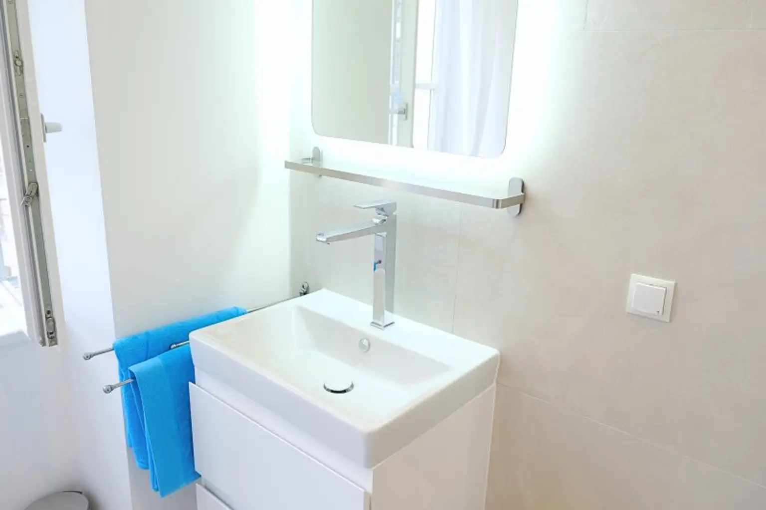 Wunderschöne und generalsanierte 2- Zimmer Altbauwohnung in Top Lage!!!