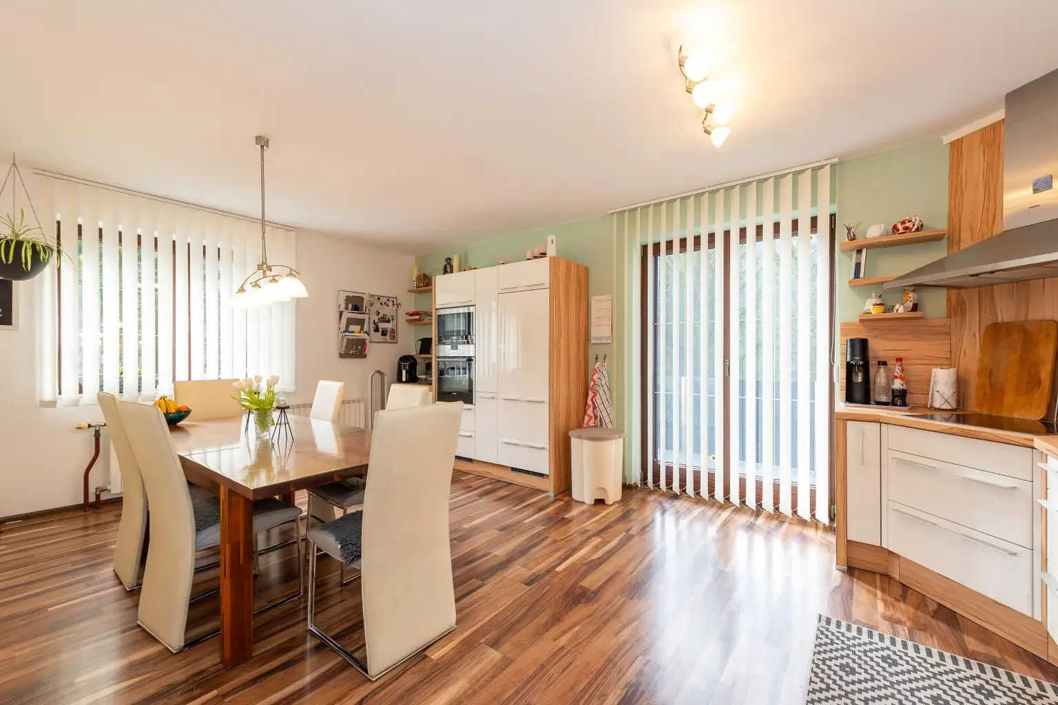 Großzügiges Wohnen in Ruhelage - modernisiertes Zuhause für ein oder zwei Familien
