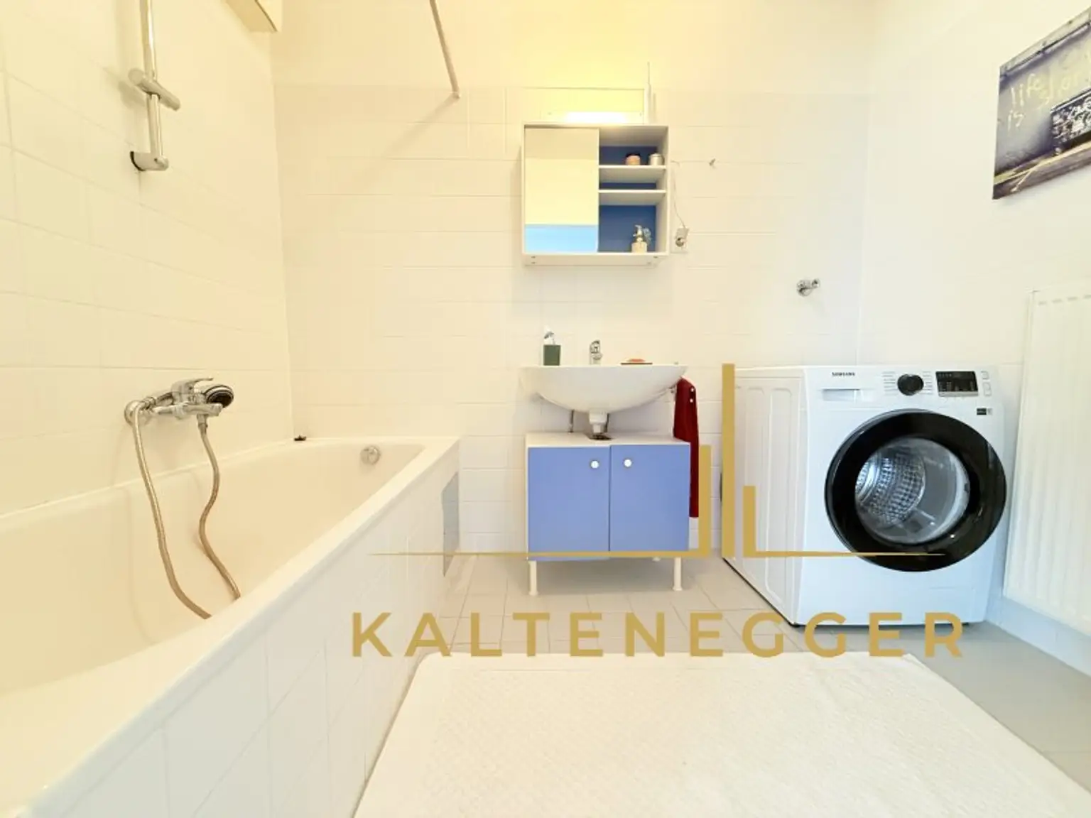 Bad 4,82 m² mit Wanne und Waschmaschine