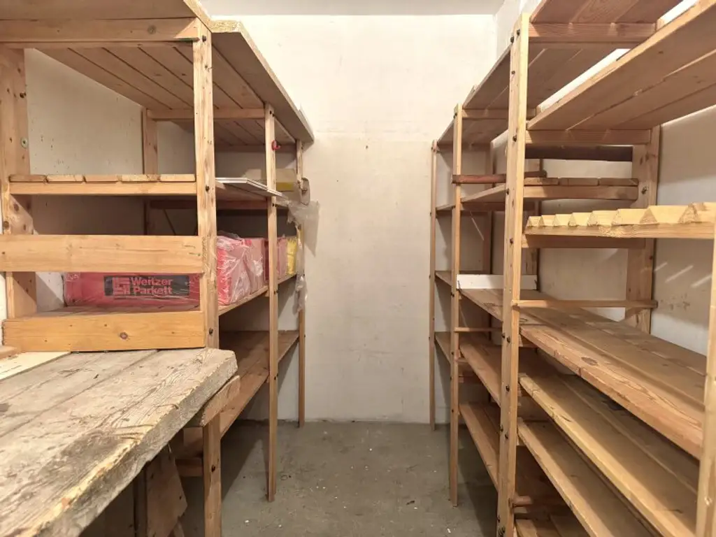 Residieren mit Blick ins Grüne - renovierte Dachgeschosswohnung mit 2 Terrassen - U4 Ober St. Veit