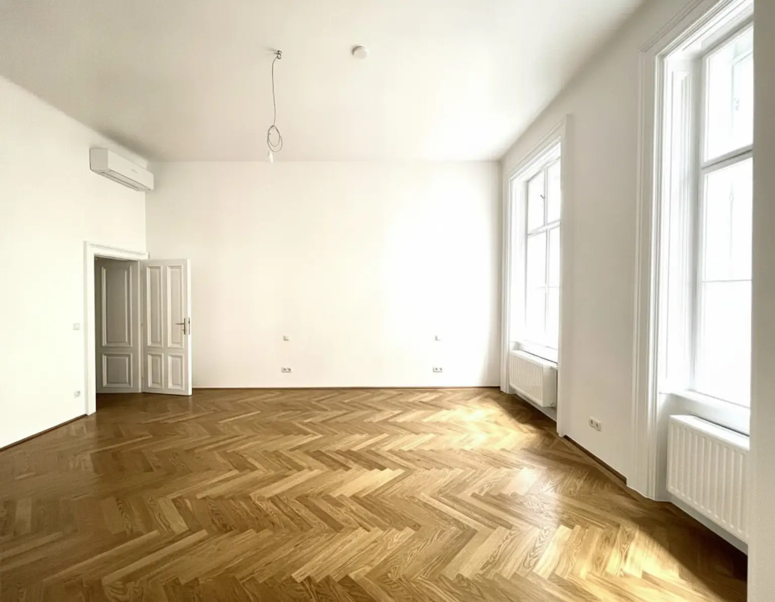 UNBEFRISTET und ERSTBEZUG: Prachtvolle, ruhige und klimatisierte Altbauwohnung in fantastischer Lage / FIRST OCCUPANCY: Quiet, air-conditioned flat in a historic building in a fantastic location