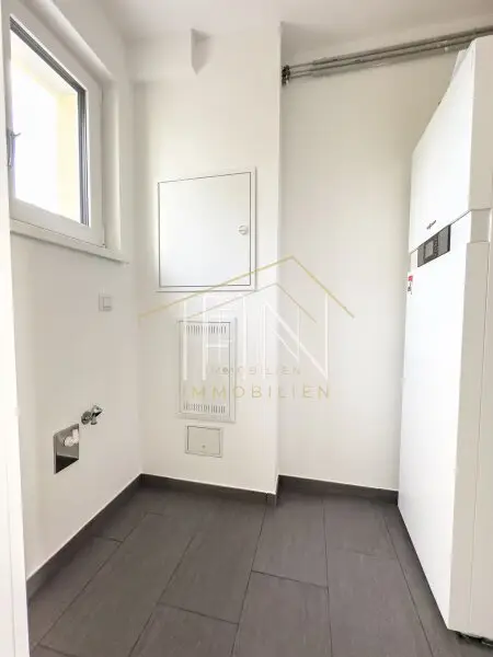 Abstellraum mit Waschmaschinenanschluss