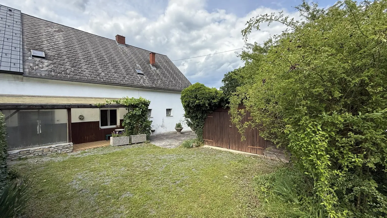 Innenhof mit Gartenhaus
